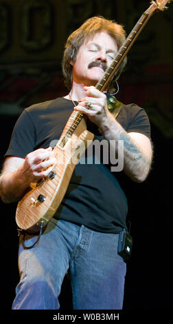 Tom Johnston esegue insieme con il resto della Doobie Brothers a Richmond's River Rock Casinò vicino a Vancouver British Columbia, 14 aprile 2006. (UPI foto/Heinz Ruckemann) Foto Stock