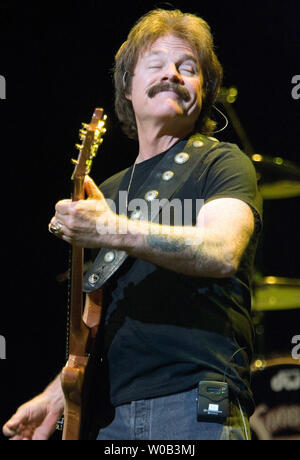 Tom Johnston esegue insieme con il resto della Doobie Brothers a Richmond's River Rock Casinò vicino a Vancouver British Columbia, 14 aprile 2006. (UPI foto/Heinz Ruckemann) Foto Stock