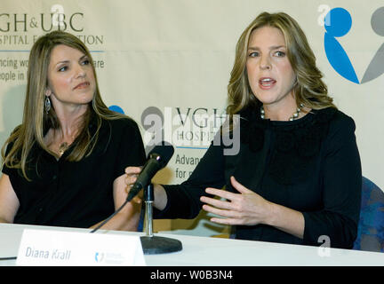 Jazz locale diva Diana Krall, (R), con la sorella Michelle, parla ai media in una conferenza stampa a Vancouver General Hospital (Vgh), Vancouver, British Columbia, 21 aprile 2006. Diana Krall saranno unite in questa domenica da amici Tony Bennett, Elton John, marito Elvis Costello e ex U.S. Il presidente Bill Clinton ad un evento di beneficenza aiutando i VGH e British Columbia University Hospital Foundation a raccogliere fondi per la ricerca che conduce al made-in-A.C. cure' per il sangue di cancri correlati. (UPI foto/Heinz Ruckemann) Foto Stock