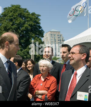 Prince Edward, Earl del Wessex, parla al Comitato Paralimpico Internazionale (IPC) stati Xavier Gonzalez durante un aborigeno mentre visitano il Municipio per la Bandiera Paralimpica il sollevamento in Vancouver, British Columbia, Giugno 7, 2006. (UPI foto/Heinz Ruckemann) Foto Stock