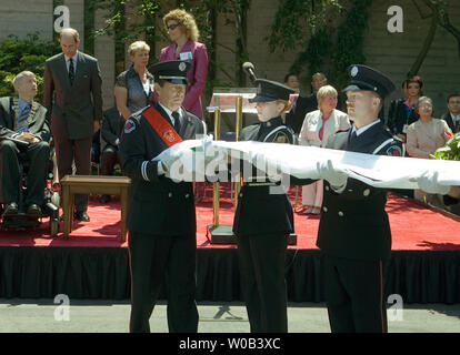 Prince Edward, Earl del Wessex, parla al sindaco di Vancouver Sam Sullivan durante la Bandiera Paralimpica il sollevamento a City Hall in Vancouver, British Columbia, Giugno 7, 2006. (UPI foto/Heinz Ruckemann) Foto Stock