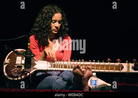 Anoushka Shankar si prepara per il suo concerto serale per Festival di Vancouver presso la University of British Columbia Chan Centre in Vancouver, 10 agosto 2006. (UPI foto/Heinz Ruckemann) Foto Stock