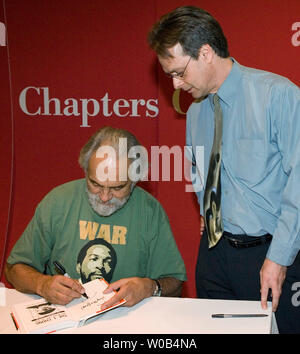 Tommy Chong segni una copia del suo nuovo libro "L'ho Chong, meditazioni dal giunto' per pentola locali Marc attivista Emery in corrispondenza di una sessione di autografi al capitolo del libro per memorizzare in Vancouver, British Columbia, 28 settembre 2006. Smeriglio è lotta di estradizione verso gli Stati Uniti. (UPI foto/Heinz Ruckemann) Foto Stock