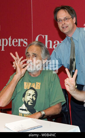 Tommy Chong (L) e locale "Principe di pot' Marc Emery clown intorno durante la firma autografi per Tommy è un nuovo libro "L'ho Chong, meditazioni dal giunto" al capitolo del libro per memorizzare in Vancouver, British Columbia, 28 settembre 2006. Smeriglio è lotta di estradizione verso gli Stati Uniti. (UPI foto/Heinz Ruckemann) Foto Stock