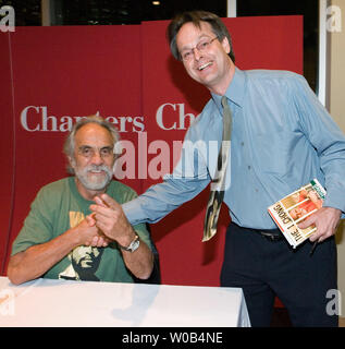 Tommy Chong segni una copia del suo nuovo libro "L'ho Chong, meditazioni dal giunto' per pentola locali Marc attivista Emery in corrispondenza di una sessione di autografi al capitolo del libro per memorizzare in Vancouver, British Columbia, 28 settembre 2006. Smeriglio è lotta di estradizione verso gli Stati Uniti. (UPI foto/Heinz Ruckemann) Foto Stock