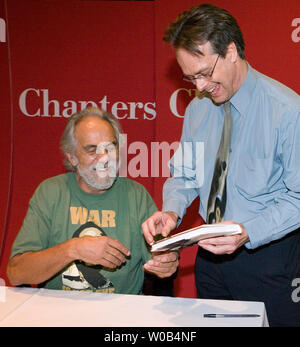 Tommy Chong segni una copia del suo nuovo libro "L'ho Chong, meditazioni dal giunto' per pentola locali Marc attivista Emery in corrispondenza di una sessione di autografi al capitolo del libro per memorizzare in Vancouver, British Columbia, 28 settembre 2006. Smeriglio è lotta di estradizione verso gli Stati Uniti. (UPI foto/Heinz Ruckemann) Foto Stock