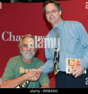 Tommy Chong segni una copia del suo nuovo libro "L'ho Chong, meditazioni dal giunto' per pentola locali Marc attivista Emery in corrispondenza di una sessione di autografi al capitolo del libro per memorizzare in Vancouver, British Columbia, 28 settembre 2006. Smeriglio è lotta di estradizione verso gli Stati Uniti. (UPI foto/Heinz Ruckemann) Foto Stock