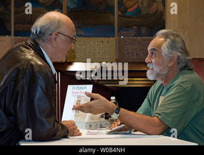 Tommy Chong segni una copia del suo nuovo libro "L'ho Chong, meditazioni dal giunto' per una ventola ad una sessione di autografi al capitolo del libro per memorizzare in Vancouver, British Columbia, 28 settembre 2006. (UPI foto/Heinz Ruckemann) Foto Stock