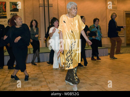 Attore, ballerino e insegnante di danza, Dr. Jeni LeGon, nato a Chicago, Illinois, conduce un tap dance al Waterfront Hotel durante il suo novantesimo compleanno in Vancouver, British Columbia, 29 ottobre 2006. Riscoperto dopo il rilascio di un National Film Board documentario "Vivere in un grande modo' LeGon chi scarpe da ballo tra le altre cose sono in primo piano nella Smithsonian Institution è stato il primo giocatore nero a firmare un contratto con la MGM, di agire e di ballare con alcune delle più grandi stelle del XX secolo. (UPI foto/Heinz Ruckemann) Foto Stock