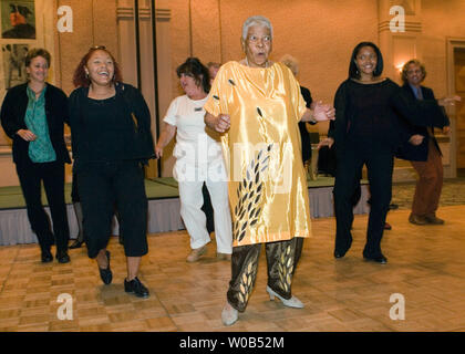 Attore, ballerino e insegnante di danza, Dr. Jeni LeGon, nato a Chicago, Illinois, conduce un tap dance al Waterfront Hotel durante il suo novantesimo compleanno in Vancouver, British Columbia, 29 ottobre 2006. Riscoperto dopo il rilascio di un National Film Board documentario "Vivere in un grande modo' LeGon chi scarpe da ballo tra le altre cose sono in primo piano nella Smithsonian Institution è stato il primo giocatore nero a firmare un contratto con la MGM, di agire e di ballare con alcune delle più grandi stelle del XX secolo. (UPI foto/Heinz Ruckemann) Foto Stock