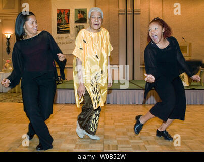 Attore, ballerino e insegnante di danza, Dr. Jeni LeGon, nato a Chicago, Illinois, si unisce alla Nicholas Sorelle, Nicole (L) e Cathie (R) per un tap dance al Waterfront Hotel durante il suo novantesimo compleanno in Vancouver, British Columbia, 29 ottobre 2006. Riscoperto dopo il rilascio di un National Film Board documentario "Vivere in un grande modo' LeGon chi scarpe da ballo tra le altre cose sono in primo piano nella Smithsonian Institution è stato il primo giocatore nero a firmare un contratto con la MGM, di agire e di ballare con alcune delle più grandi stelle del XX secolo. (UPI foto/Heinz Ruckemann) Foto Stock