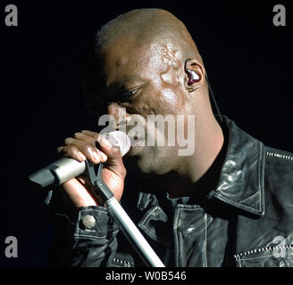 Guarnizione esplica in concerto a una folla entusiasta al Queen Elizabeth Theatre in Vancouver, Columbia britannica il 2 novembre 2006. (UPI foto/Heinz Ruckemann) Foto Stock