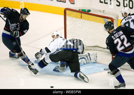 Vancouver Canucks gemelli Henrik (L) e Daniel Sedin dalla Svezia chase allentato un puck davanti a Tampa Bay Lightning goalie Johan Holmqvist e defenceman Dan Boyle durante il secondo periodo di Vancouver il GM Place, 6 marzo 2007. I Canucks ha vinto 5-1. (UPI foto/Heinz Ruckemann) Foto Stock