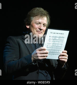 Cantante, comico e celebrity impersonator Andre Philippe Gagnon compie durante il primo dei tre spettacoli presso il River Rock Casino vicino a Vancouver, British Columbia, Marzo 8, 2007. (UPI foto/Heinz Ruckemann) Foto Stock