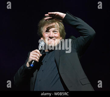 Cantante, comico e celebrity impersonator Andre Philippe Gagnon compie durante il primo dei tre spettacoli presso il River Rock Casino vicino a Vancouver, British Columbia, Marzo 8, 2007. (UPI foto/Heinz Ruckemann) Foto Stock