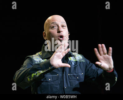 Comico e 'Deal o No Deal' game show host Howie Mandel intrattiene durante un sold out show al Boulevard Casino vicino a Vancouver, British Columbia, 24 marzo 2007. (UPI foto/Heinz Ruckemann) Foto Stock