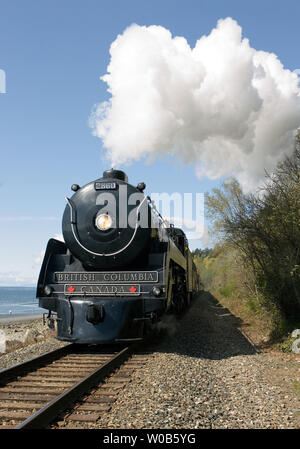 Ristrutturato Royal Hudson locomotiva a vapore 2860 fa il suo primo viaggio in pubblico in otto anni che arrivano nella roccia bianca vicino alla frontiera USA per il cinquantesimo anniversario con un pieno carico di passeggeri da Vancouver, British Columbia, 15 aprile 2007. Il 67-anno-vecchia locomotiva costruita in Montreal è meglio conosciuto come un popolare icona turistica, in esecuzione tra North Vancouver e Squamish (a metà strada a Whistler) per 25 anni (1974-1999) prima di essere fermato per una costosa revisione. (UPI foto/Heinz Ruckemann) Foto Stock