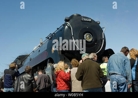 Ristrutturato Royal Hudson locomotiva a vapore 2860 fa il suo primo viaggio in pubblico in otto anni che arrivano nella roccia bianca vicino alla frontiera USA per il cinquantesimo anniversario con un pieno carico di passeggeri da Vancouver, British Columbia, 15 aprile 2007. Il 67-anno-vecchia locomotiva costruita in Montreal è meglio conosciuto come un popolare icona turistica, in esecuzione tra North Vancouver e Squamish (a metà strada a Whistler) per 25 anni (1974-1999) prima di essere fermato per una costosa revisione. (UPI foto/Heinz Ruckemann) Foto Stock