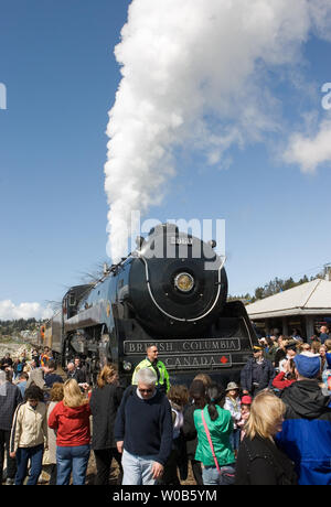 Ristrutturato Royal Hudson locomotiva a vapore 2860 fa il suo primo viaggio in pubblico in otto anni che arrivano nella roccia bianca vicino alla frontiera USA per il cinquantesimo anniversario con un pieno carico di passeggeri da Vancouver, British Columbia, 15 aprile 2007. Il 67-anno-vecchia locomotiva costruita in Montreal è meglio conosciuto come un popolare icona turistica, in esecuzione tra North Vancouver e Squamish (a metà strada a Whistler) per 25 anni (1974-1999) prima di essere fermato per una costosa revisione. (UPI foto/Heinz Ruckemann) Foto Stock