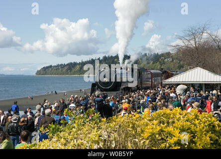 Ristrutturato Royal Hudson locomotiva a vapore 2860 fa il suo primo viaggio in pubblico in otto anni che arrivano nella roccia bianca vicino alla frontiera USA per il cinquantesimo anniversario con un pieno carico di passeggeri da Vancouver, British Columbia, 15 aprile 2007. Il 67-anno-vecchia locomotiva costruita in Montreal è meglio conosciuto come un popolare icona turistica, in esecuzione tra North Vancouver e Squamish (a metà strada a Whistler) per 25 anni (1974-1999) prima di essere fermato per una costosa revisione. (UPI foto/Heinz Ruckemann) Foto Stock