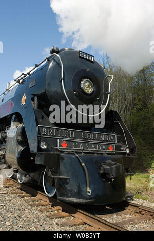 Ristrutturato Royal Hudson locomotiva a vapore 2860 fa il suo primo viaggio in pubblico in otto anni che arrivano nella roccia bianca vicino alla frontiera USA per il cinquantesimo anniversario con un pieno carico di passeggeri da Vancouver, British Columbia, 15 aprile 2007. Il 67-anno-vecchia locomotiva costruita in Montreal è meglio conosciuto come un popolare icona turistica, in esecuzione tra North Vancouver e Squamish (a metà strada a Whistler) per 25 anni (1974-1999) prima di essere fermato per una costosa revisione. (UPI foto/Heinz Ruckemann) Foto Stock