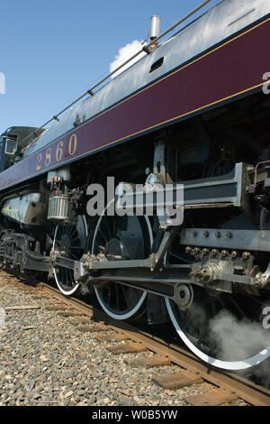 Ristrutturato Royal Hudson locomotiva a vapore 2860 fa il suo primo viaggio in pubblico in otto anni che arrivano nella roccia bianca vicino alla frontiera USA per il cinquantesimo anniversario con un pieno carico di passeggeri da Vancouver, British Columbia, 15 aprile 2007. Il 67-anno-vecchia locomotiva costruita in Montreal è meglio conosciuto come un popolare icona turistica, in esecuzione tra North Vancouver e Squamish (a metà strada a Whistler) per 25 anni (1974-1999) prima di essere fermato per una costosa revisione. (UPI foto/Heinz Ruckemann) Foto Stock