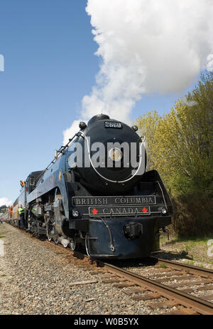 Ristrutturato Royal Hudson locomotiva a vapore 2860 fa il suo primo viaggio in pubblico in otto anni che arrivano nella roccia bianca vicino alla frontiera USA per il cinquantesimo anniversario con un pieno carico di passeggeri da Vancouver, British Columbia, 15 aprile 2007. Il 67-anno-vecchia locomotiva costruita in Montreal è meglio conosciuto come un popolare icona turistica, in esecuzione tra North Vancouver e Squamish (a metà strada a Whistler) per 25 anni (1974-1999) prima di essere fermato per una costosa revisione. (UPI foto/Heinz Ruckemann) Foto Stock