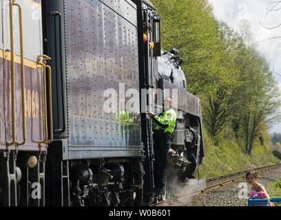 La polizia ferroviaria ride fucile sul rinnovato Royal Hudson locomotiva a vapore 2860 rendendo il primo viaggio di pubblico in otto anni che arrivano nella roccia bianca vicino alla frontiera USA per il cinquantesimo anniversario con un pieno carico di passeggeri da Vancouver, British Columbia, 15 aprile 2007. Il 67-anno-vecchia locomotiva costruita in Montreal è meglio conosciuto come un popolare icona turistica, in esecuzione tra North Vancouver e Squamish (a metà strada a Whistler) per 25 anni (1974-1999) prima di essere fermato per una costosa revisione. (UPI foto/Heinz Ruckemann) Foto Stock