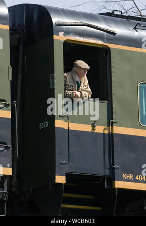 Un passeggero che guarda fuori di un veicolo ferroviario tirato dal rinnovato Royal Hudson locomotiva a vapore 2860 rendendo il primo viaggio di pubblico in otto anni che arrivano nella roccia bianca vicino alla frontiera USA per il cinquantesimo anniversario con un pieno carico di passeggeri da Vancouver, British Columbia, 15 aprile 2007. Il 67-anno-vecchia locomotiva costruita in Montreal è meglio conosciuto come un popolare icona turistica, in esecuzione tra North Vancouver e Squamish (a metà strada a Whistler) per 25 anni (1974-1999) prima di essere fermato per una costosa revisione. (UPI foto/Heinz Ruckemann) Foto Stock