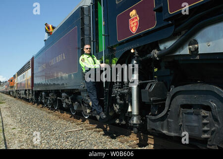 La polizia ferroviaria ride fucile sul rinnovato Royal Hudson locomotiva a vapore 2860 rendendo il primo viaggio di pubblico in otto anni che arrivano nella roccia bianca vicino alla frontiera USA per il cinquantesimo anniversario con un pieno carico di passeggeri da Vancouver, British Columbia, 15 aprile 2007. Il 67-anno-vecchia locomotiva costruita in Montreal è meglio conosciuto come un popolare icona turistica, in esecuzione tra North Vancouver e Squamish (a metà strada a Whistler) per 25 anni (1974-1999) prima di essere fermato per una costosa revisione. (UPI foto/Heinz Ruckemann) Foto Stock