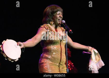 Martha Reeves esegue in concerto con il Vandellas al Boulevard Casino vicino a Vancouver, British Columbia il 19 maggio 2007. (UPI foto/Heinz Ruckemann) Foto Stock