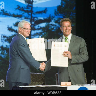 British Columbia (BC) Premier Gordon Campbell e il governatore della California Arnold Schwarzenegger firmare memorandum di intese a proteggere il clima e gli oceani e lungo la costa del Pacifico a quella inaugurale del Pacifico vertice economico a Vancouver, BC, 31 maggio 2007. (UPI foto/Heinz Ruckemann) Foto Stock