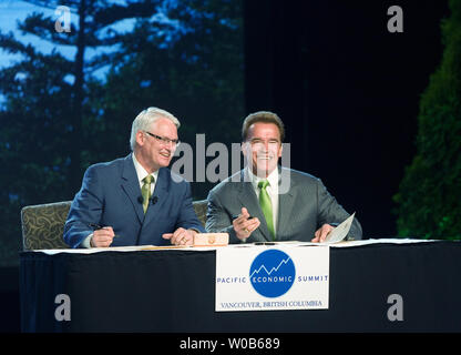 British Columbia (BC) Premier Gordon Campbell e il governatore della California Arnold Schwarzenegger firmare memorandum di intese a proteggere il clima e gli oceani e lungo la costa del Pacifico a quella inaugurale del Pacifico vertice economico a Vancouver, BC, 31 maggio 2007. (UPI foto/Heinz Ruckemann) Foto Stock