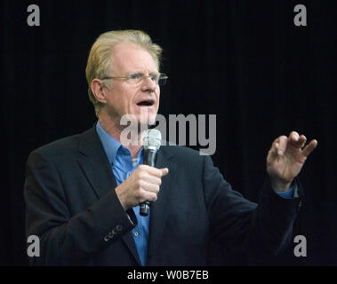 Attore e attivista Ed Begley Jr parla di semplici cose di tutti i giorni ha fatto che sono rispettosi dell'ambiente, nonché economico durante la cerimonia inaugurale vivere verde mostra al BC Place di Vancouver, British Columbia il 1 marzo 2008. Lo spettacolo viene eseguito attraverso il weekend. (UPI foto / Heinz Ruckemann) Foto Stock