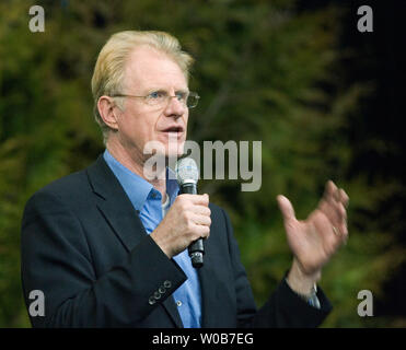 Attore e attivista Ed Begley Jr parla di semplici cose di tutti i giorni ha fatto che sono rispettosi dell'ambiente, nonché economico durante la cerimonia inaugurale vivere verde mostra al BC Place di Vancouver, British Columbia il 1 marzo 2008. Lo spettacolo viene eseguito attraverso il weekend. (UPI foto / Heinz Ruckemann) Foto Stock