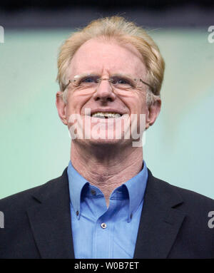 Attore e attivista Ed Begley Jr parla di semplici cose di tutti i giorni ha fatto che sono rispettosi dell'ambiente, nonché economico durante la cerimonia inaugurale vivere verde mostra al BC Place di Vancouver, British Columbia il 1 marzo 2008. Lo spettacolo viene eseguito attraverso il weekend. (UPI foto / Heinz Ruckemann) Foto Stock