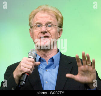 Attore e attivista Ed Begley Jr parla di semplici cose di tutti i giorni ha fatto che sono rispettosi dell'ambiente, nonché economico durante la cerimonia inaugurale vivere verde mostra al BC Place di Vancouver, British Columbia il 1 marzo 2008. Lo spettacolo viene eseguito attraverso il weekend. (UPI foto / Heinz Ruckemann) Foto Stock