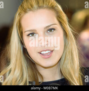 Il modello CECA Petra Nemcova arriva l'autunno 2008 Diane von Furstenberg fashion show a Holt Renfrew Arts ombrello beneficio in Vancouver, British Columbia, 6 maggio 2008. (UPI foto/Heinz Ruckemann) Foto Stock