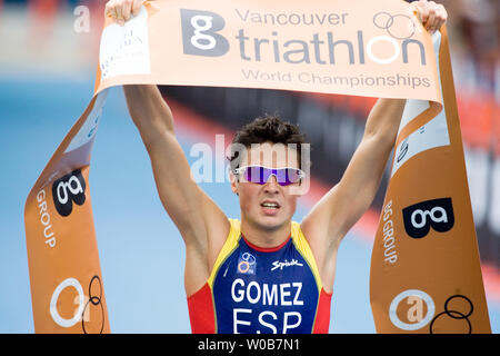 Javier Gomez dalla Spagna celebra conquistando la elite uomo gara del 2008 Vancouver BG Triathlon Campionati del mondo con un tempo di 1:49:48.36 di English Bay in Vancouver, British Columbia, Giugno 8, 2008. (UPI foto/Heinz Ruckemann) Foto Stock