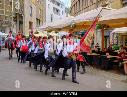 Zagabria, Croazia - Royal Cravats reggimento passeggiando per le strade della città durante il cambio della guardia Foto Stock