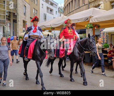 Zagabria, Croazia - Cavallo Comandante della Royal Cravats reggimento passeggiando per le strade della città durante il cambio della guardia Foto Stock