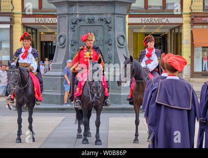 Zagabria, Croazia - Cavallo Comandante della Royal Cravats reggimento di fronte Josip Jelacic statua durante il cambio della guardia Foto Stock