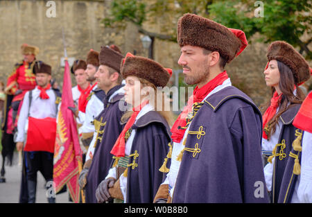 Zagabria, Croazia - angolazione laterale del Royal Cravats reggimento di soldati a attenzione durante il cambio della guardia di fronte Cattedrale Foto Stock