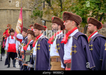 Zagabria, Croazia - Chiusura del Royal Cravats reggimento di soldati a attenzione durante il cambio della guardia di fronte Cattedrale Foto Stock