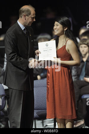 Prince Edward, Earl del Wessex presenta un Gold Award certificato al codolo Tiffany al tecnico di Vancouver Scuola secondaria (VTSS) in Vancouver, British Columbia, Giugno 4, 2009. Prince Edward è in visita VTSS, uno dei più etnicamente diverse scuole della provincia presente gold awards per 36 studenti che hanno completato il Duca di Edimburgo programma. Prince Edward consegnato 132 awards in precedenza presso il Fairmont Waterfront Hotel e renderanno più presentazioni di aggiudicazione in Victoria domani prima della partenza per Calgary e Toronto. (UPI foto/Heinz Ruckemann) Foto Stock