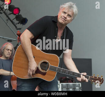 Attore e cantante Tim Robbins esegue con la rogues galleria band sul palco principale durante i tre giorni di 2011 Vancouver Folk Music Festival di Gerico Park in Vancouver, British Columbia, 16 luglio 2011. UPI/Heinz Ruckemann Foto Stock