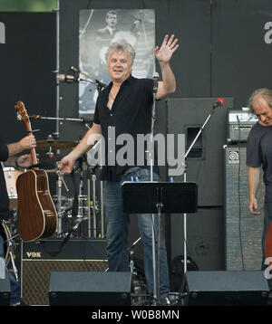 Attore e cantante Tim Robbins esegue con la rogues galleria band sul palco principale durante i tre giorni di 2011 Vancouver Folk Music Festival di Gerico Park in Vancouver, British Columbia, 16 luglio 2011. UPI/Heinz Ruckemann Foto Stock