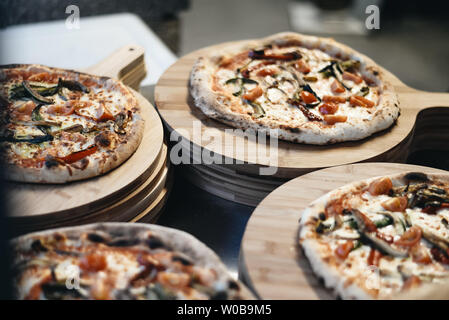 Le pizze su legno schede servente Foto Stock