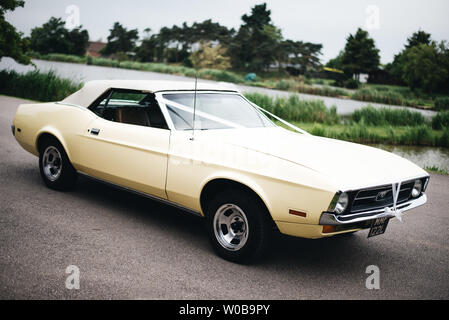 1972 Ford Mustang Convertible crema gialla Foto Stock