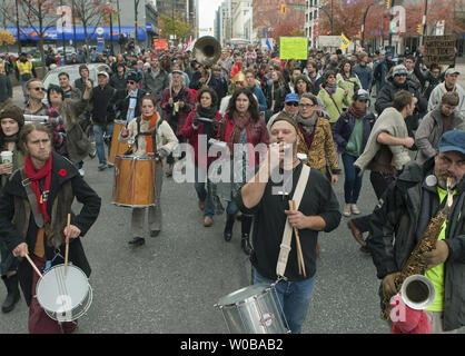 Diverse centinaia di rumorosi e pittoreschi "Occupare Vancouver' contestatori marzo a sostegno della "Robin Hood Tax" attraverso il centro cittadino di Vancouver, Columbia Britannica il 29 ottobre 2011, due giorni prima di Halloween. La tassa sul prelievo di un per cento della tassa sui profitti delle banche e cambio valuta straniera. UPI/Heinz Ruckemann Foto Stock